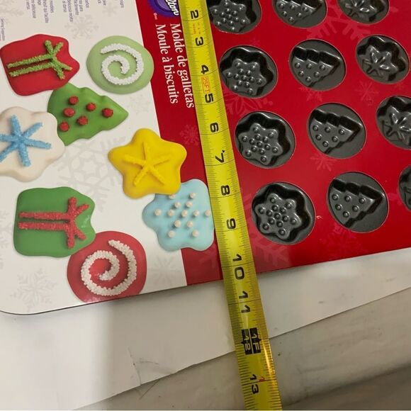 Wilton: 24  COOKIE PAN #2105 NON STICK Christmas Tree, Present, Snowflake A12 - Picture 6 of 6